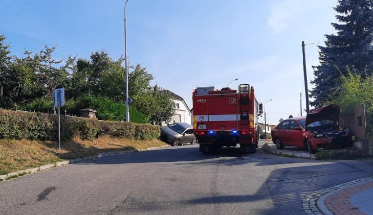 Seniorka v Jihlavě se nevěnovala řízení a nabourala jiné auto. Skončila v nemocnici, škoda je přes čtvrt milionu