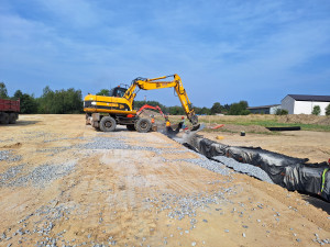 FOTO: Periferie Žďáru se mění k nepoznání. Výstavba přeložky pokračuje, pracuje na ní padesátka dělníků