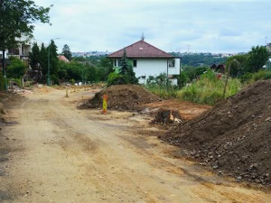 Práce v Hybrálecké ulici pokračují. Dělníci tady budou do konce roku, řidiči musí i nadále po objížďce