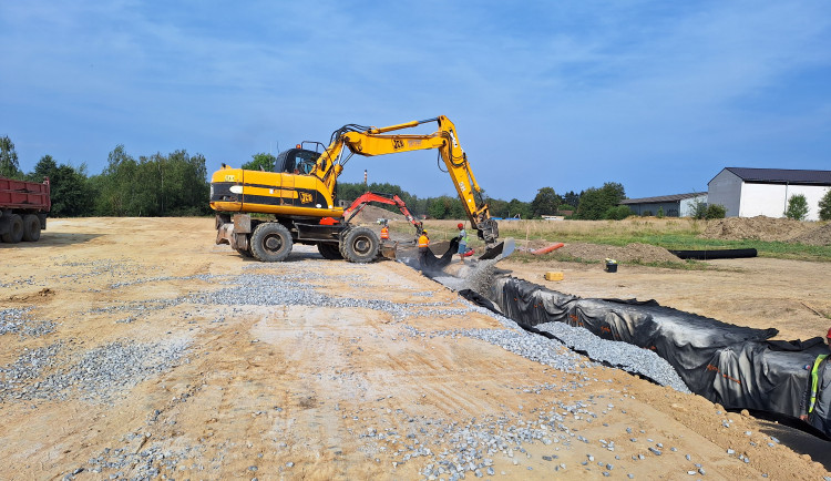 Periferie Žďáru se mění k nepoznání. Výstavba přeložky pokračuje, pracuje na ní padesátka dělníků