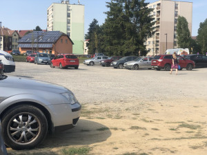 Parkoviště za krajským úřadem.