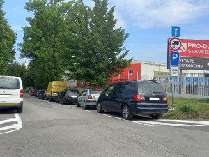 Parkoviště u prodejny stavebnin na Jiráskově ulici.