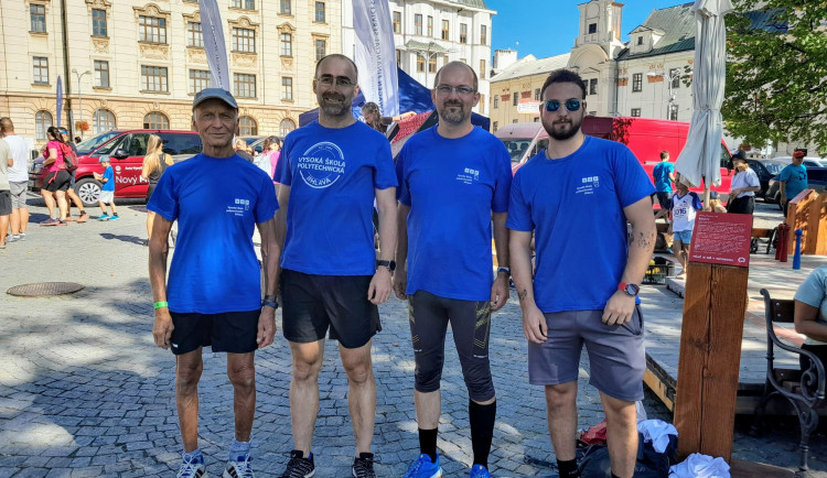 Polytechnika postavila běžeckou štafetu, přihlásili se student, doktor, docent a profesor. Foto: VŠPJ (facebook)