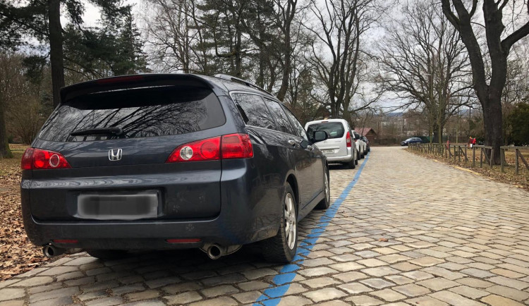 Placené parkování v Jihlavě se rozšíří do dalších oblastí. Kdy zmodrají velká sídliště?