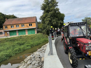 Ve Velkém Meziříčí hasiči kvůli hlášeným dešťům osadili protipovodňové zábrany