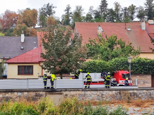 Přípravy na velkou vodu na Vysočině: Hasiči staví protipovodňové stěny. Co (ne)dělat v případě povodní?