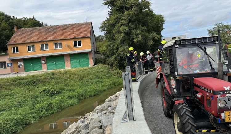 Na základně meteorologické předpovědi, kdy má během dní napadnout velké množství srážek. Byla z preventivních důvodu postavena protipovodňová stěna na řece Balince