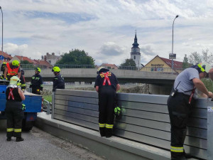 Ilustrační foto, stavění protipovodňových zábran ve Velkém Meziříčí