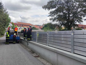 FOTO: Spadlé stromy na Vysočině zastavily vlaky, na Sázavě hrozí třetí povodňový stupeň