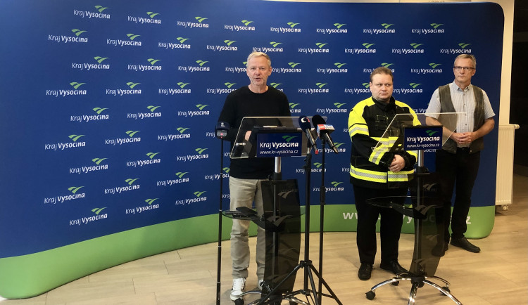 Zleva: Hejtman Vysočiny Vítězslav Schrek, ředitel HZS Kraje Vysočina Jiří Němec, Jaroslav Mikyna, vedoucí krajského oddělení vodního hospodářství