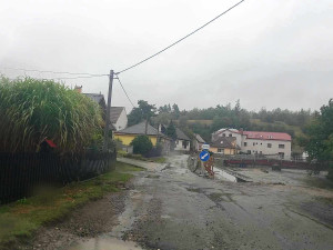 V Bítovčicích na Jihlavsku se chystají na preventivní evakuaci. Hasiči monitorují hladiny, řeší popadané stromy