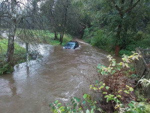 Situace v Havlíčkově Brodě je pod kontrolou, v Ronově nad Sázavou bylo auto pod vodou