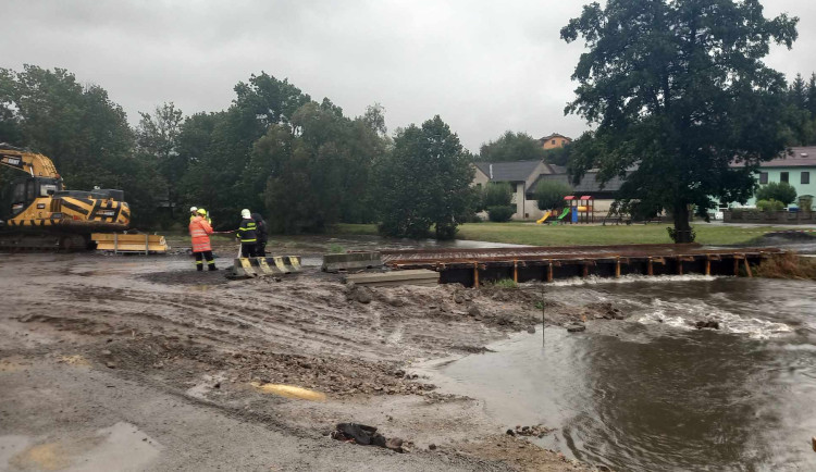 V Bítovčicích na Jihlavsku se chystají na dobrovolnou evakuaci. Hasiči monitorují hladiny, řeší popadané stromy