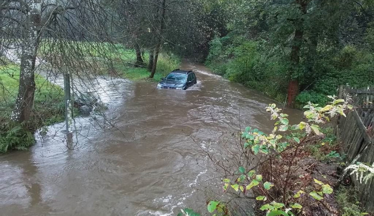 Foto auta pod vodou v Ronově nad Sázavou. Foto: se souhlasem Hasičského záchranného sboru Kraje Vysočina