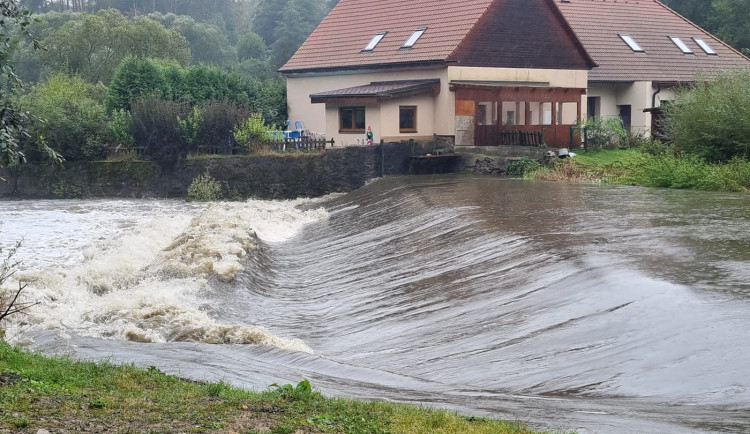 Na Vysočině kvůli větru padají stromy, bez elektřiny je 11 tisíc domácností. Byl vyhlášen kalamitní stav