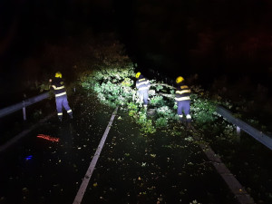 Silný vítr zastavil vlaky, jeden z nich narazil do stromu. Trať z Jihlavy na Batelov je zaplavená