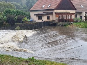 Na Vysočině kvůli větru padají stromy, bez elektřiny je 11 tisíc domácností. Byl vyhlášen kalamitní stav