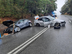 Mladý řidič v BMW boural v Kostelci. Srazil se s autem v protisměru, zranili se čtyři lidé, z toho dvě děti