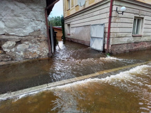 FOTO: Hladina řeky v Jimramově znovu stoupla. Ohrožení obyvatele jsou již evakuováni, místo hlídají hasiči