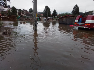 FOTO: Hladina řeky v Jimramově znovu stoupla. Ohrožení obyvatele jsou již evakuováni, místo hlídají hasiči