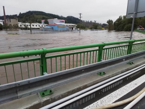 FOTO: Hladina řeky v Jimramově znovu stoupla. Ohrožení obyvatele jsou již evakuováni, místo hlídají hasiči