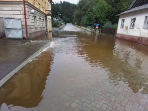 FOTO: Hladina řeky v Jimramově znovu stoupla. Ohrožení obyvatele jsou již evakuováni, místo hlídají hasiči