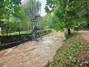 VIDEO: Velká voda na Vysočině. V Jihlavě se rozběhlo vodní kolo, na kapli na Křemešníku spadl strom