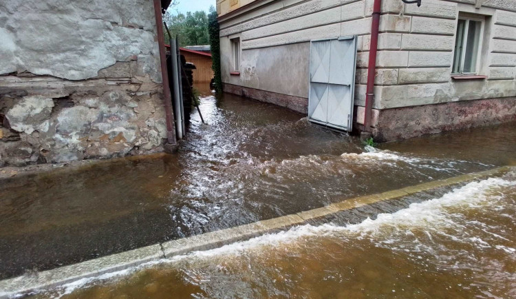 Hladina řeky v Jimramově znovu stoupla. Ohrožení obyvatele jsou již evakuováni, místo hlídají hasiči