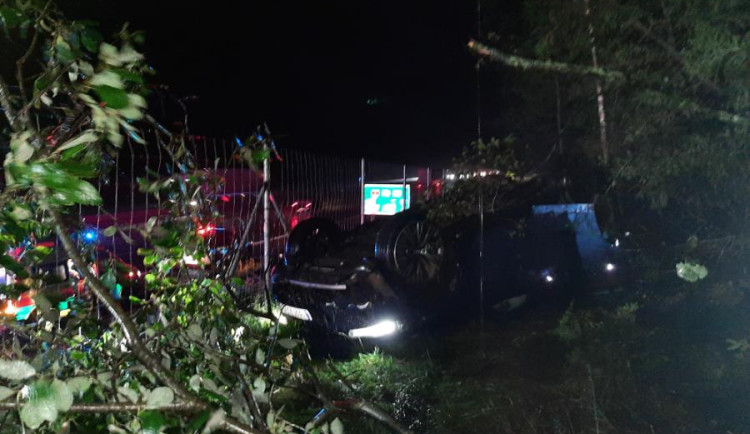 Řidič BMW jel za deště moc rychle po dálnici, s autem doslova vyletěl z vozovky. Škoda je přes milion