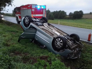 Na Havlíčkobrodsku havarovalo auto, skončilo mimo silnici a na střeše