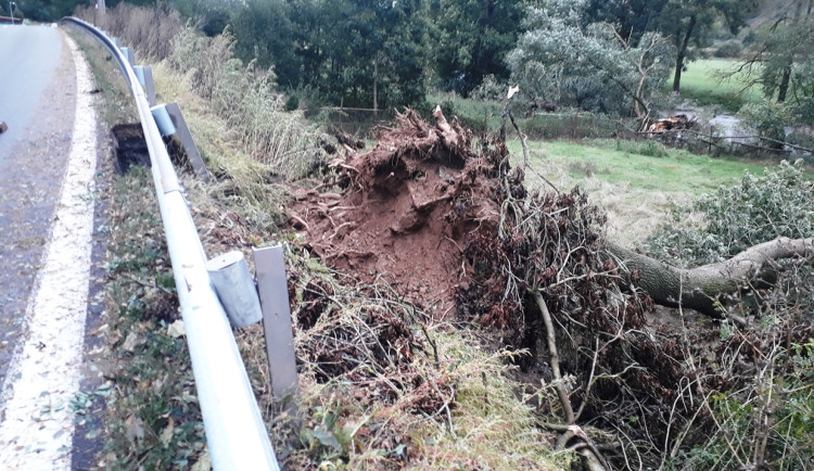 U Třebíče se pod silnici 23 kvůli vodě částečně sesunul násep, omezený je pruh na Vladislav