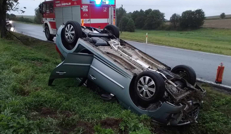 Na Havlíčkobrodsku havarovalo auto, skončilo mimo silnici a na střeše. Foto: se souhlasem Hasičského záchranného sboru Kraje Vysočina