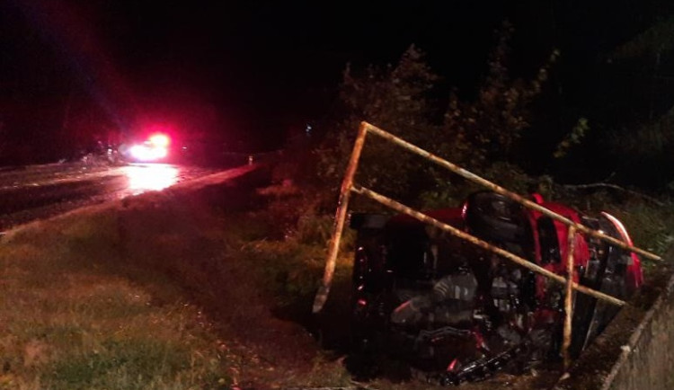 Řidič skončil v nemocnici. Havaroval poté, co mu do cesty spadl strom. Foto: se souhlasem Policie ČR