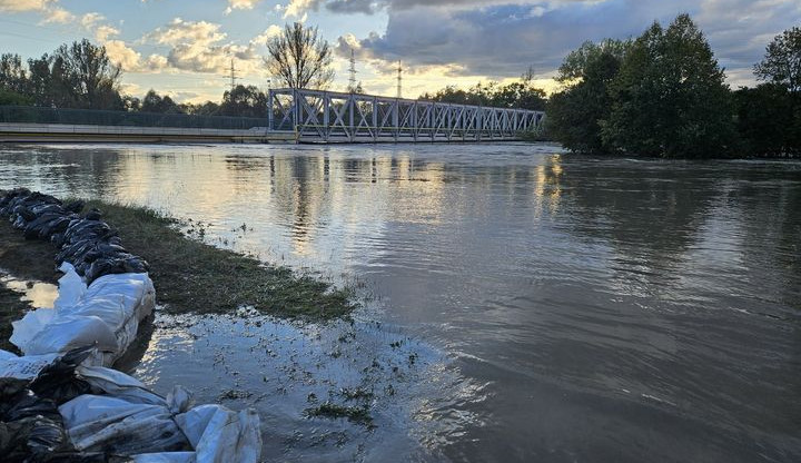 Čerpání vody, odklízení nánosů a shánění pomoci. S likvidací škod na severní Moravě hojně pomáhá armáda