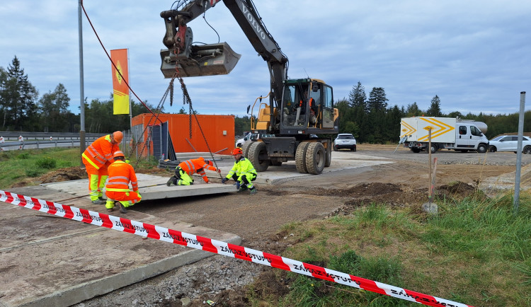 Dálniční odpočívka Mikulášov se v obou směrech změní. Bude modernější a o hektar větší