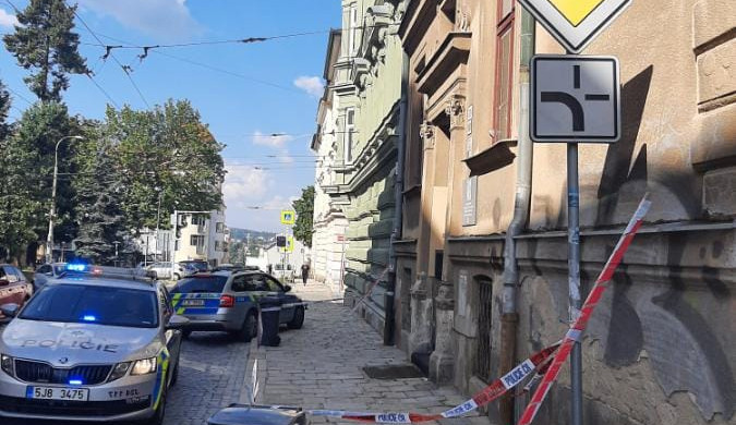 Z domu v Křížové ulici spadla omítka, jedno dítě se zranilo a skončilo v nemocnici