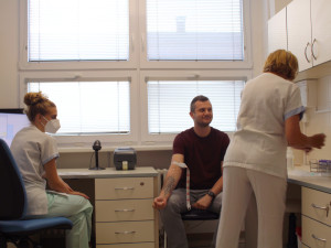 Vzor pro druhé. Zaměstnanci jihlavské nemocnice přišli darovat krev, třetina z nich byli nováčci
