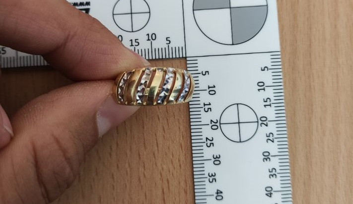 Žena si za kradené peníze pořídila třeba šperky