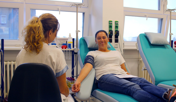 Vzorem pro ostatní. Zaměstnanci jihlavské nemocnice přišli darovat krev, dorazili i nováčci