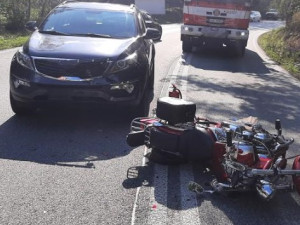 FOTO: Auto v Kostelci narazilo do motorky. Její řidič spadl na silnici a byl převezený do nemocnice