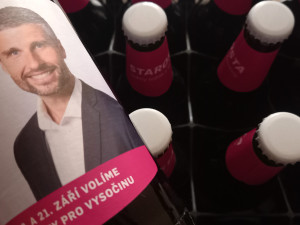 Pivo, kšiltovka i fotka kandidátů vytvořená umělou inteligencí. Strany na Vysočině bojovaly o voliče různě