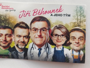 Pivo, kšiltovka i fotka kandidátů vytvořená umělou inteligencí. Strany na Vysočině bojovaly o voliče různě