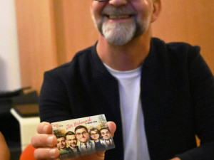 Pivo, kšiltovka i fotka kandidátů vytvořená umělou inteligencí. Strany na Vysočině bojovaly o voliče různě