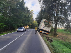 Mezi Rozkoší a Skálou boural náklaďák. Řidiči místem několik hodin po dobu vyprošťování neprojeli