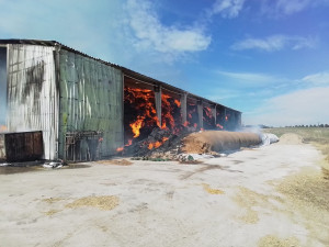 Na Žďársku hoří ocelová kolna, hasiči vyhlásili druhý stupeň poplachu. Z teletníku vyvedli 30 mláďat