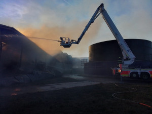 Na Žďársku hoří ocelová kolna, hasiči vyhlásili druhý stupeň poplachu. Z teletníku vyvedli 30 mláďat