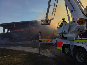 Na Žďársku hoří ocelová kolna, hasiči vyhlásili druhý stupeň poplachu. Z teletníku vyvedli 30 mláďat