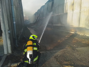 Na Žďársku hoří ocelová kolna, hasiči vyhlásili druhý stupeň poplachu. Z teletníku vyvedli 30 mláďat