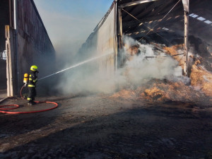 Na Žďársku hoří ocelová kolna, hasiči vyhlásili druhý stupeň poplachu. Z teletníku vyvedli 30 mláďat