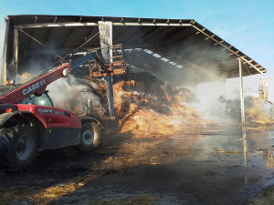 Na Žďársku hoří ocelová kolna, hasiči vyhlásili druhý stupeň poplachu. Z teletníku vyvedli 30 mláďat